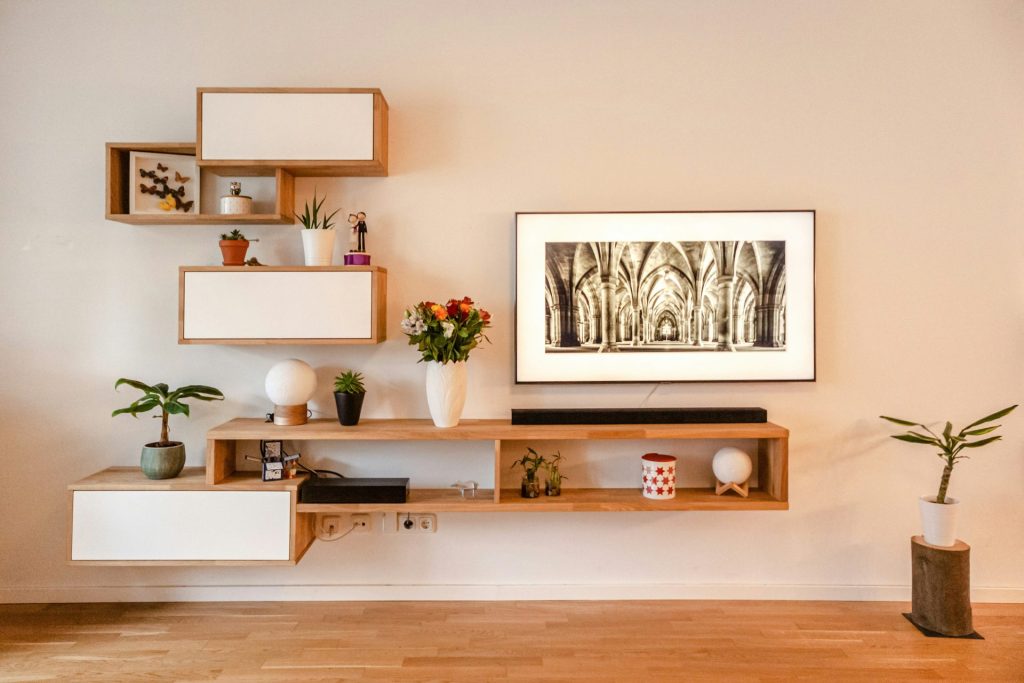Fauteuil gris et vase décoratif
